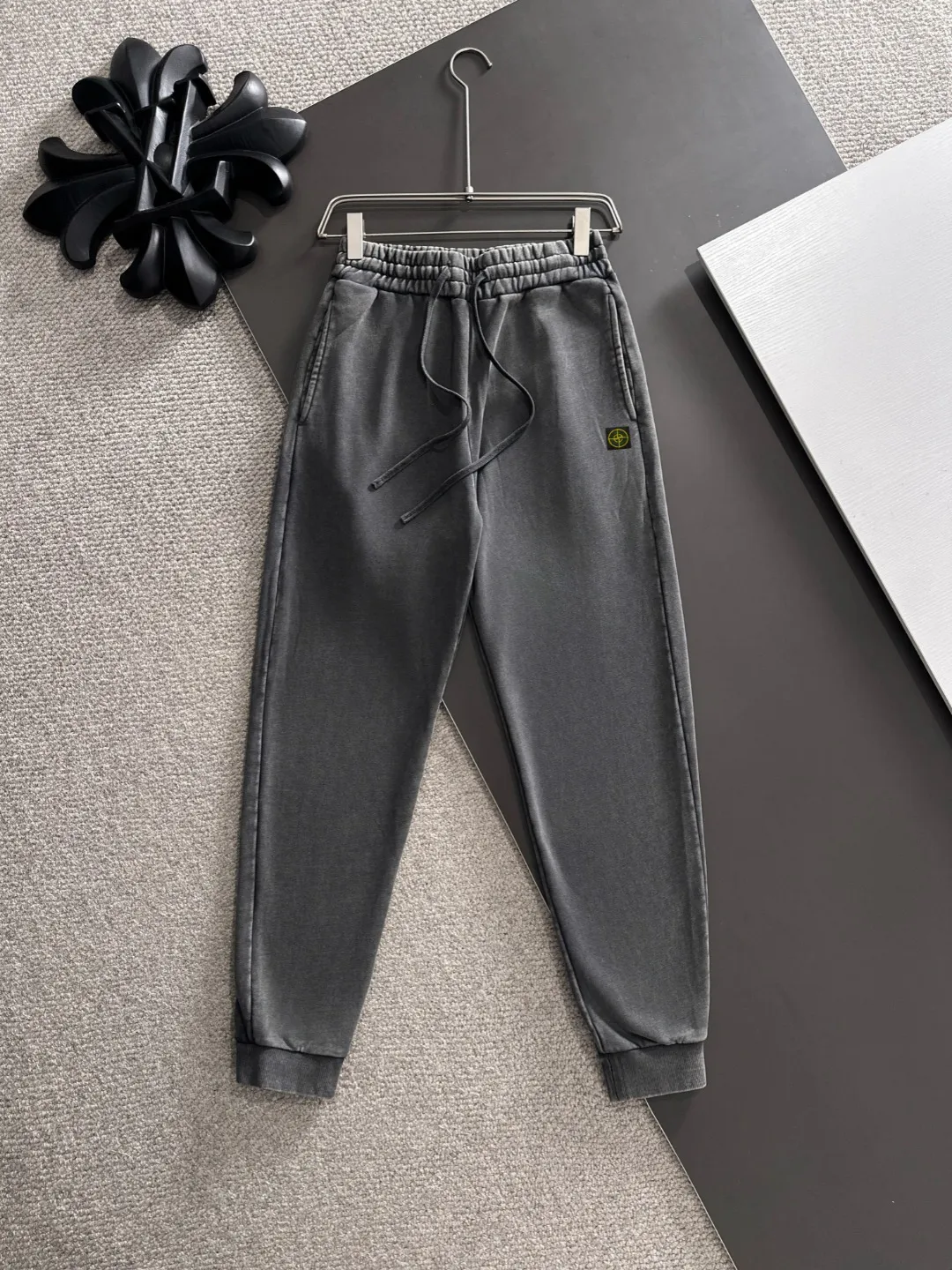 Next day shipment P360 Stone lsland/Stone Island Exclusively launches 25ss autumn and winter new high-quality trousers. Compare real-life details at will. Craftsmanship that ordinary small workshops cannot copy. Top-level ZP development. Unique imported fabric feel. Purely imported German machine production. Precision operation. Ten thousand needle density. A pair of trousers with rich details. You can see the development strength. A full set of new accessories are customized simultaneously. Simple yet elegant. Soft, delicate and comfortable. The upper body is versatile and fashionable. A perfect choice for autumn and winter. A must-have item. Loose fit. Please refer to the size chart when placing an order: S to XXL (or state your height and weight when placing an order)